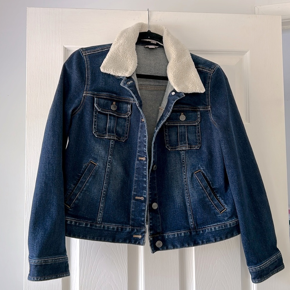 J.Jill Women’s Jean jacket with faux fur collar.